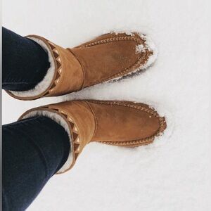 Manitobah Mukluks Reflection Half Boot (Oak)